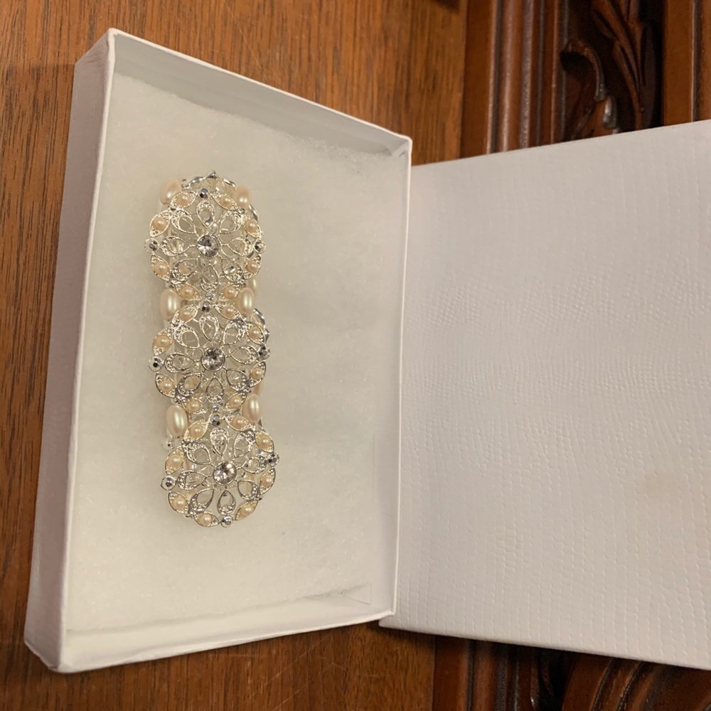 Bracelet with cream and vintage setting